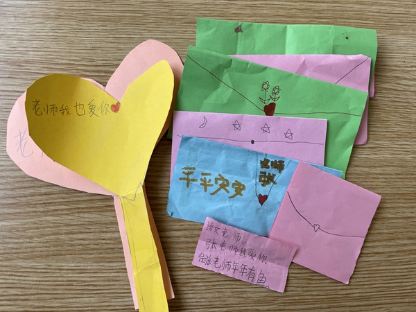 暖新闻|小学生用雨衣遮挡为老师送午饭休闲区蓝鸢梦想 - Www.slyday.coM 暖新闻|小学生用雨衣遮挡为老师送午饭休闲区蓝鸢梦想 - Www.slyday.coM