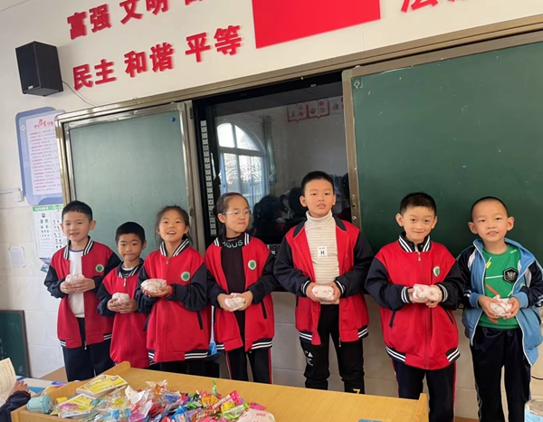 暖新闻|小学生用雨衣遮挡为老师送午饭休闲区蓝鸢梦想 - Www.slyday.coM 暖新闻|小学生用雨衣遮挡为老师送午饭休闲区蓝鸢梦想 - Www.slyday.coM