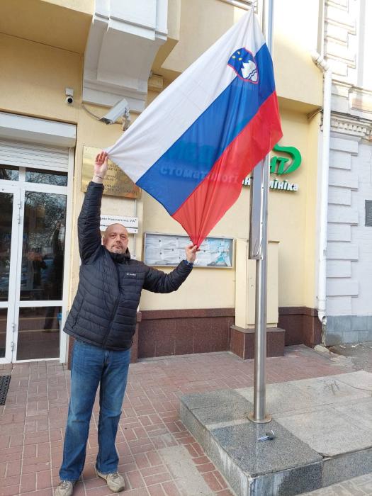 当地时间3月28日，斯洛文尼亚驻乌克兰代办展示该国国旗。图片来源：推特页面截图