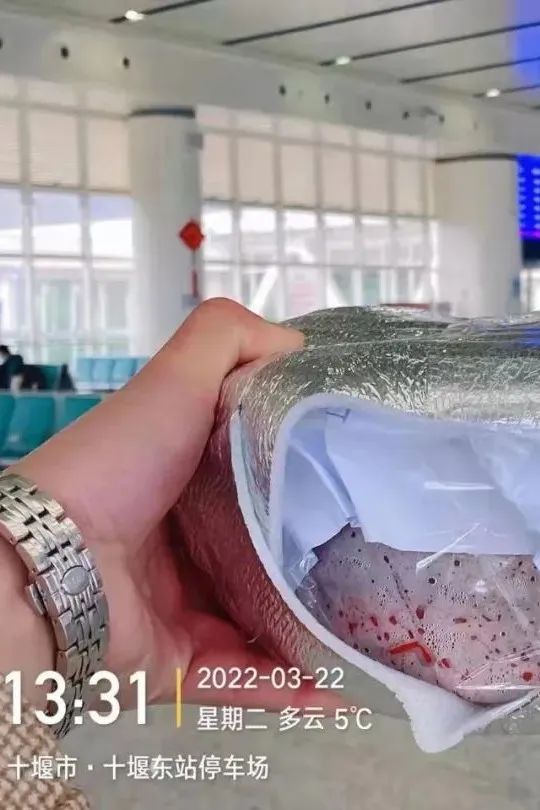 下午1点,十堰这家餐厅刚做好的虾被紧急送往武汉...休闲区蓝鸢梦想 - Www.slyday.coM 下午1点,十堰这家餐厅刚做好的虾被紧急送往武汉...休闲区蓝鸢梦想 - Www.slyday.coM