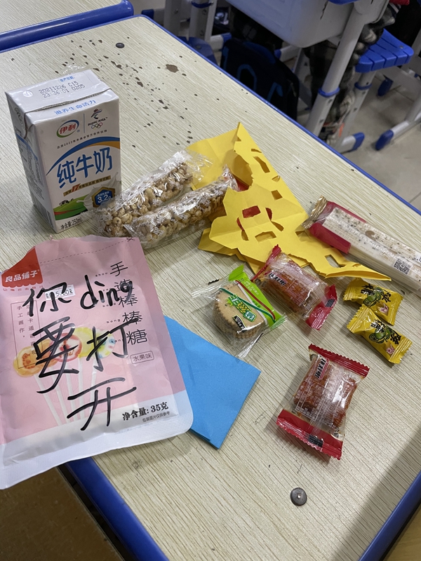 暖新闻|小学生用雨衣遮挡为老师送午饭休闲区蓝鸢梦想 - Www.slyday.coM 暖新闻|小学生用雨衣遮挡为老师送午饭休闲区蓝鸢梦想 - Www.slyday.coM