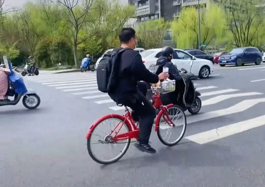孟伟在杭州街头送外卖|图源视频截图
