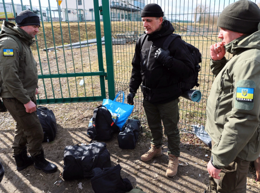 3月10日，一名爱沙尼亚男子试图越过边境前往乌克兰参战  图源：路透社