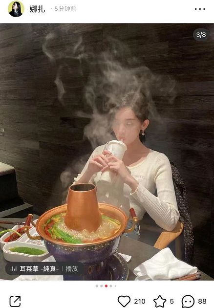 古力娜扎晒照为妈妈庆生,妈妈打扮隆重气质足,比女儿更像明星