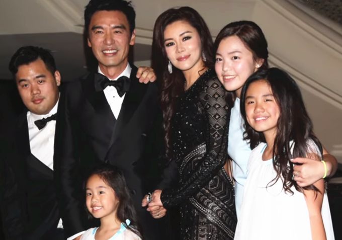钟镇涛女儿被3所名校抢着要对着镜头激动大哭老爸直言太骄傲