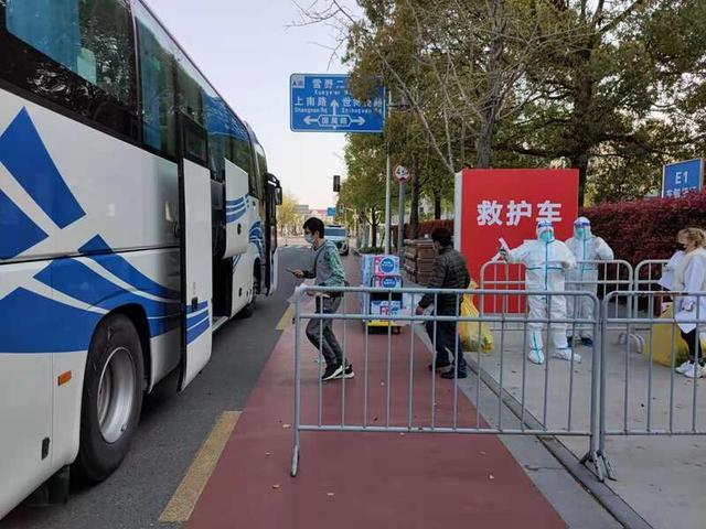 出院了!上海世博方舱200多名患者今天出院休闲区蓝鸢梦想 - Www.slyday.coM 出院了!上海世博方舱200多名患者今天出院休闲区蓝鸢梦想 - Www.slyday.coM