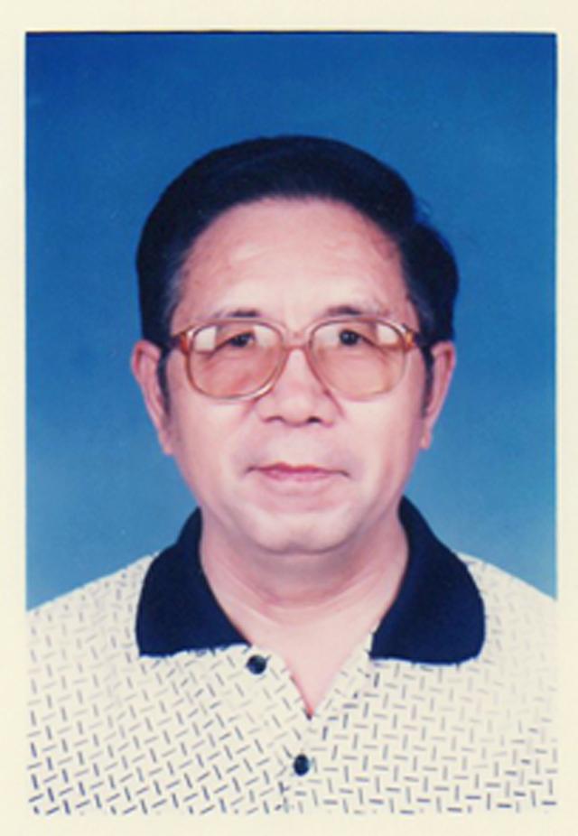 原任县人大副主任,几十年与丈夫相儒以沫,互敬互爱,在事业上比翼齐飞