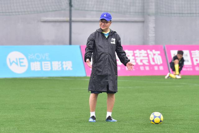 暗讽董路前国足锋霸直言足球人应夹起尾巴未来多做一些实事