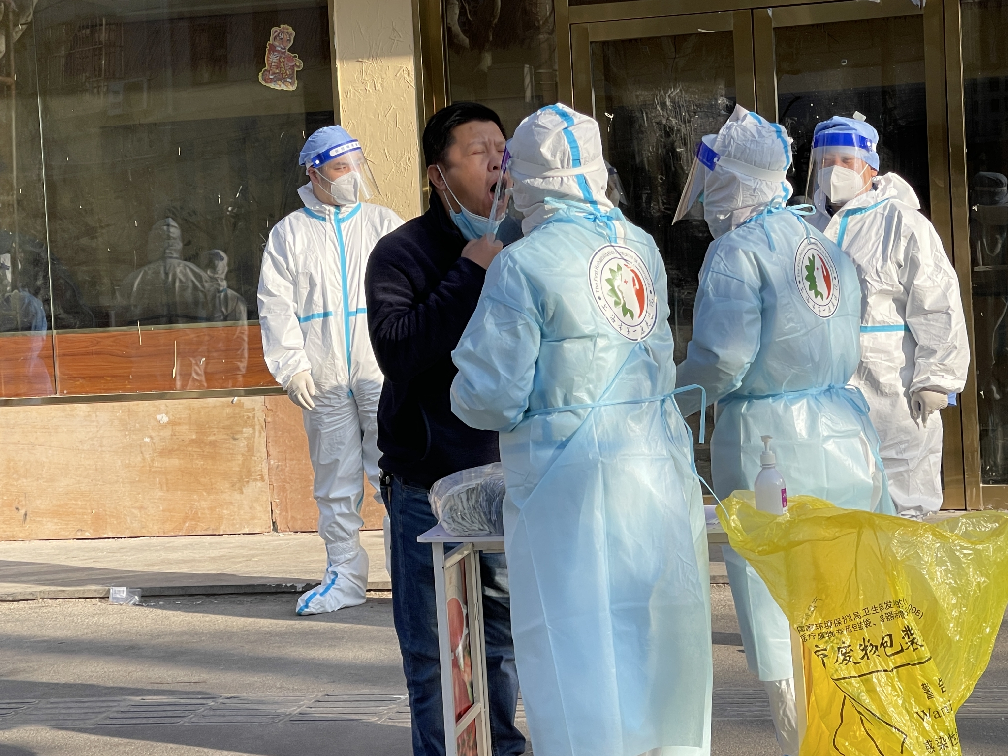 杨浦区域内行动着这样的应急采样小分队:日行万步,只为采样不漏一人休闲区蓝鸢梦想 - Www.slyday.coM 杨浦区域内行动着这样的应急采样小分队:日行万步,只为采样不漏一人休闲区蓝鸢梦想 - Www.slyday.coM