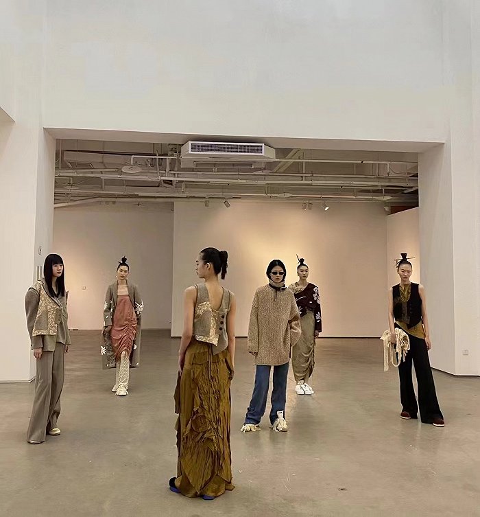 上海时装周延期,这些时尚生意人还在努力坚持丨上海战疫休闲区蓝鸢梦想 - Www.slyday.coM 上海时装周延期,这些时尚生意人还在努力坚持丨上海战疫休闲区蓝鸢梦想 - Www.slyday.coM