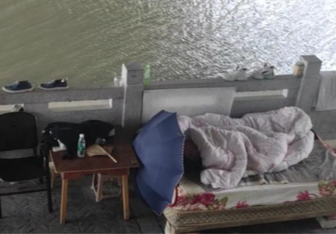 男子在桥洞下定居,决定不娶妻不买房,网友:实在是羡慕休闲区蓝鸢梦想 - Www.slyday.coM 男子在桥洞下定居,决定不娶妻不买房,网友:实在是羡慕休闲区蓝鸢梦想 - Www.slyday.coM