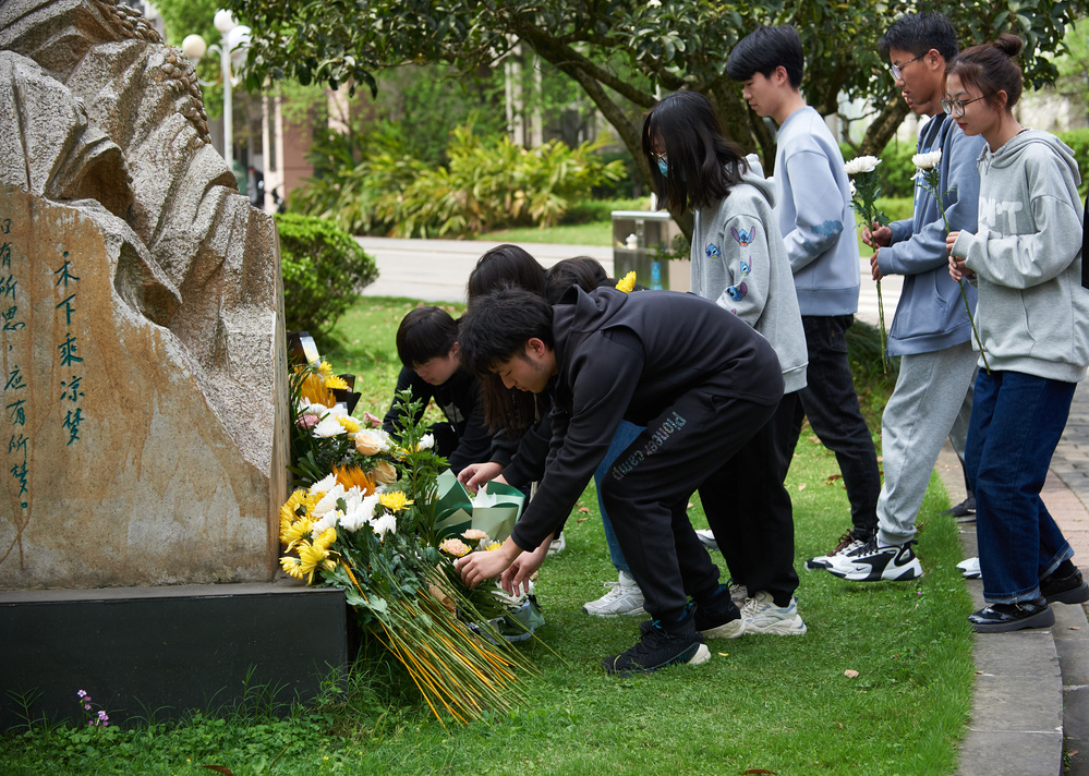  学生自发来到雕像前悼念。图：西南大学