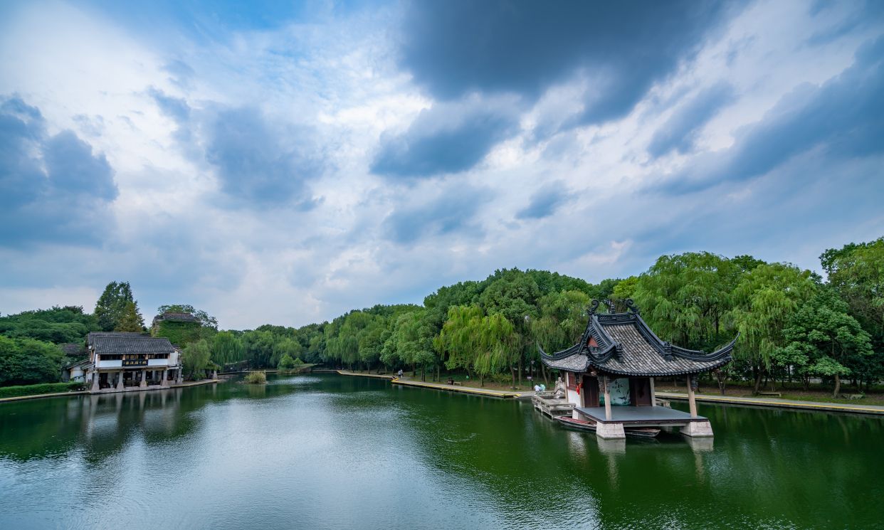 到绍兴鉴湖坐乌篷船春风惬意心情轻松拱桥看上去好似西湖