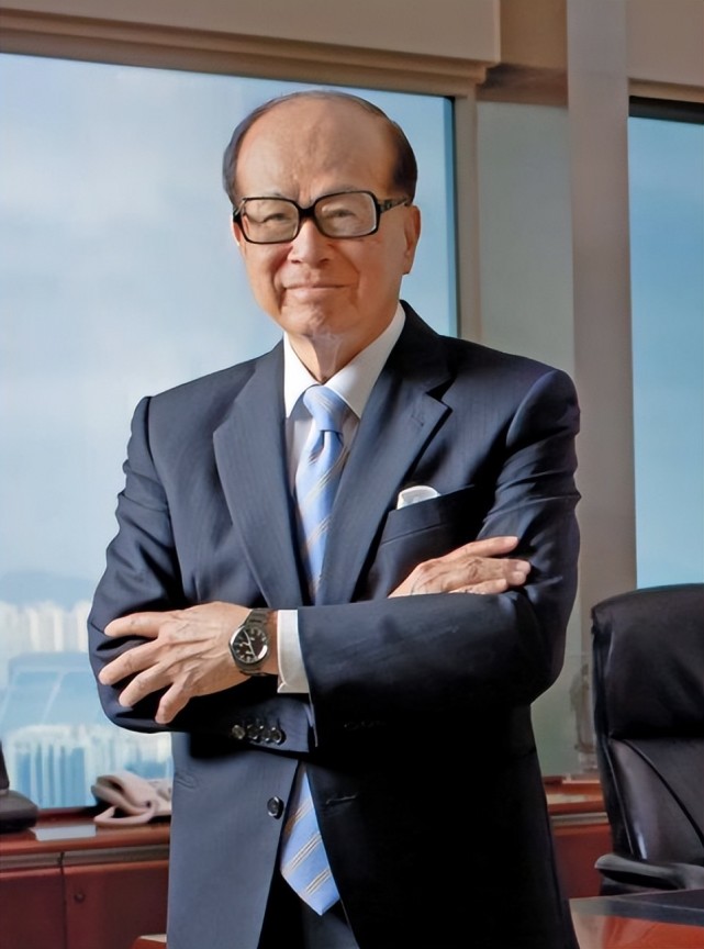 94岁李嘉诚罕见露面！叠穿衬衫 …