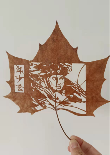 致敬先烈!“90后”小伙用树叶雕出了一片“英烈纪念林”休闲区蓝鸢梦想 - Www.slyday.coM 致敬先烈!“90后”小伙用树叶雕出了一片“英烈纪念林”休闲区蓝鸢梦想 - Www.slyday.coM