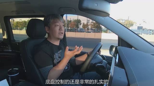 尽管这辆奔驰V级的驾驶品质，在MPV车型当中，算是不错的……