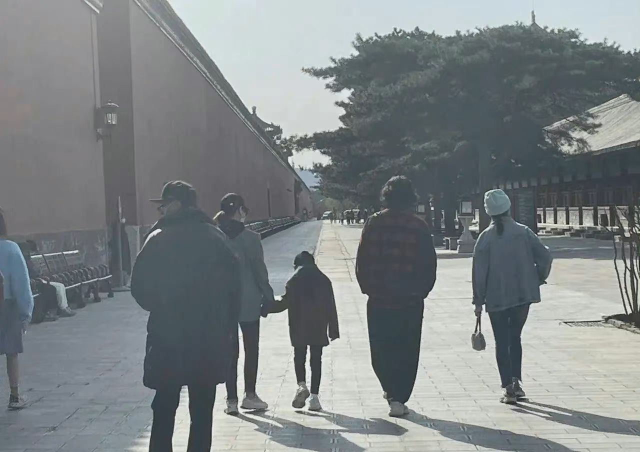 戚薇祖孙三代出游！<a href=