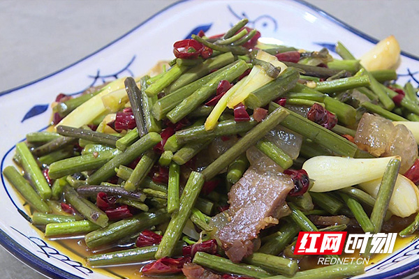 春天的美食丨野生蕨菜炒腊肉