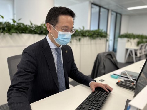 图4:坚守岗位的章平