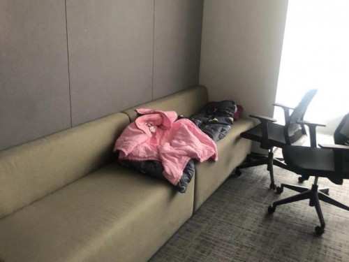 图2:每天在会议室睡觉,和衣而眠