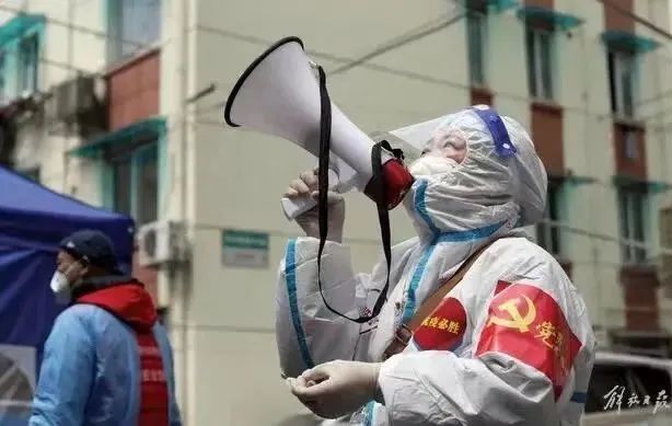 上海在职党员参与防疫工作。图源：解放日报