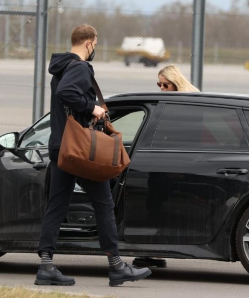 图片报:女友开车来机场接诺伊尔,并送上安慰休闲区蓝鸢梦想 - Www.slyday.coM 图片报:女友开车来机场接诺伊尔,并送上安慰休闲区蓝鸢梦想 - Www.slyday.coM