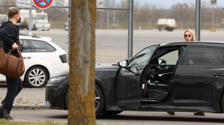 图片报:女友开车来机场接诺伊尔,并送上安慰休闲区蓝鸢梦想 - Www.slyday.coM 图片报:女友开车来机场接诺伊尔,并送上安慰休闲区蓝鸢梦想 - Www.slyday.coM