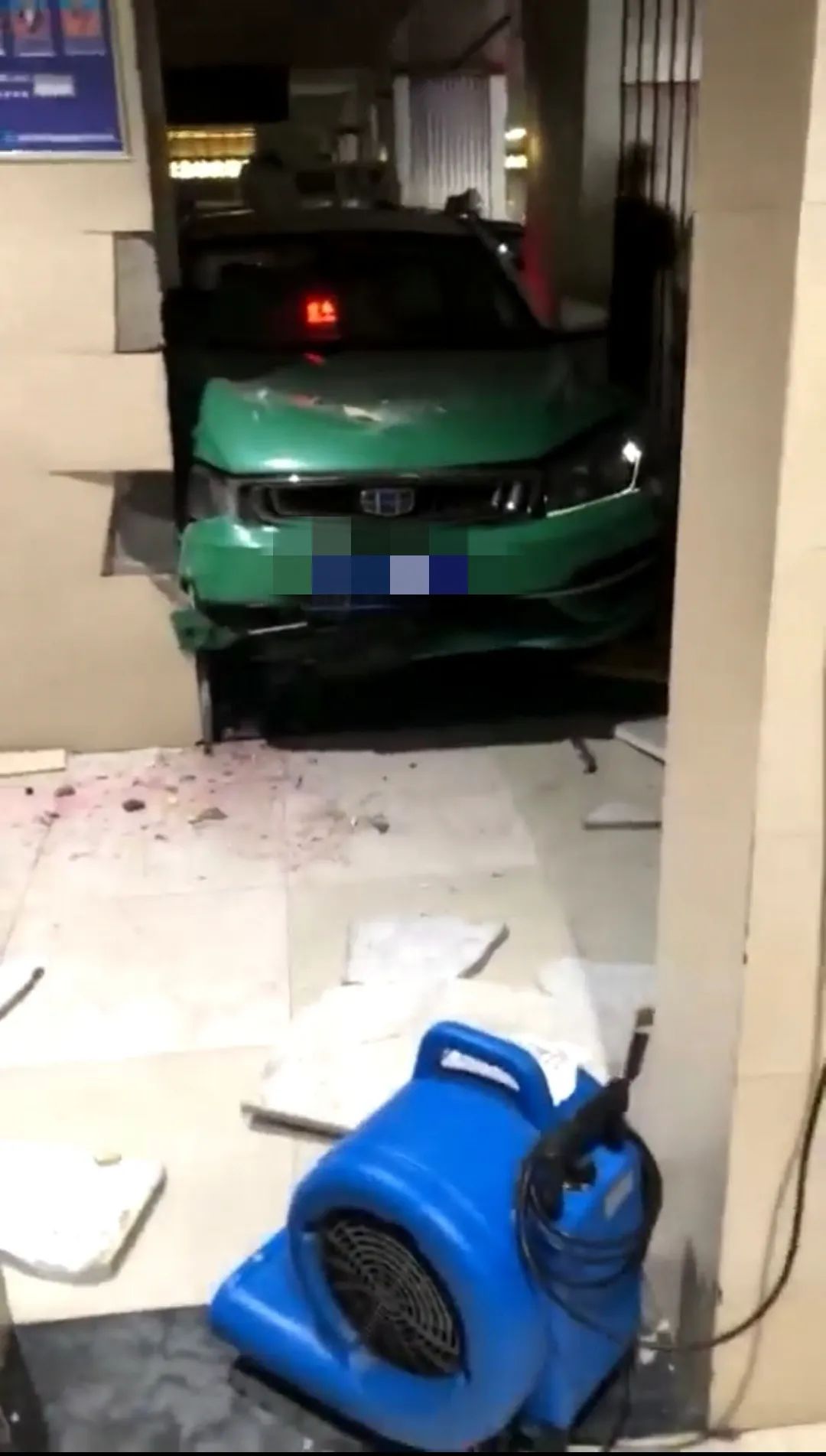 视频疯传!贵阳的哥开车怼进贵阳北站厕所…休闲区蓝鸢梦想 - Www.slyday.coM 视频疯传!贵阳的哥开车怼进贵阳北站厕所…休闲区蓝鸢梦想 - Www.slyday.coM