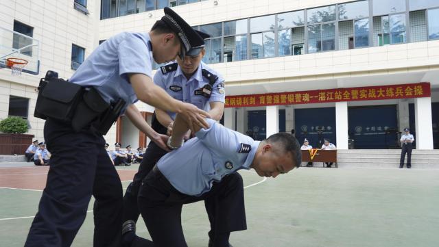 图片直击!湛江边检站全警实战大练兵会操休闲区蓝鸢梦想 - Www.slyday.coM 图片直击!湛江边检站全警实战大练兵会操休闲区蓝鸢梦想 - Www.slyday.coM
