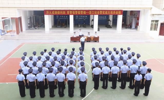 图片直击!湛江边检站全警实战大练兵会操休闲区蓝鸢梦想 - Www.slyday.coM 图片直击!湛江边检站全警实战大练兵会操休闲区蓝鸢梦想 - Www.slyday.coM