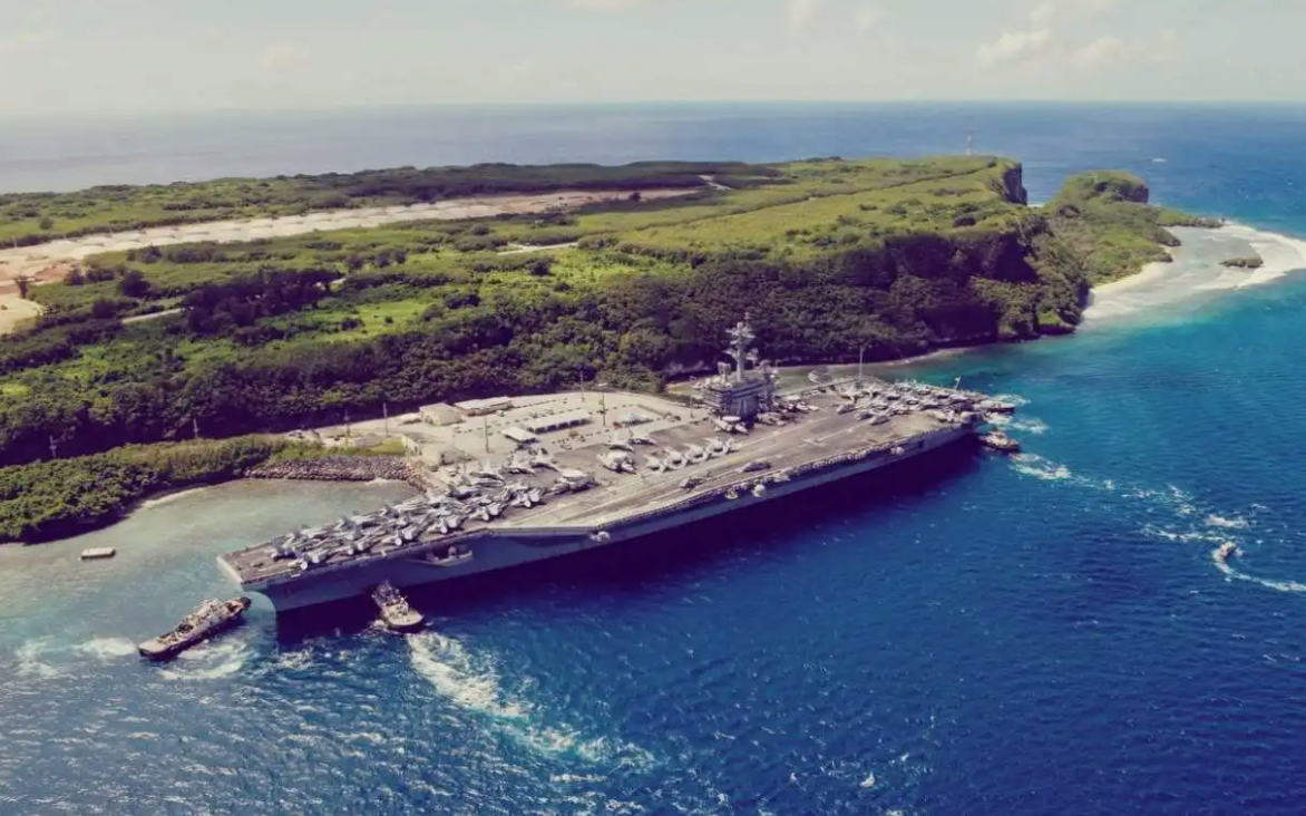 美国航母停靠关岛。