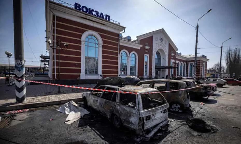 乌克兰东部克拉马托尔斯克火车站外受损的汽车。 图源：外媒