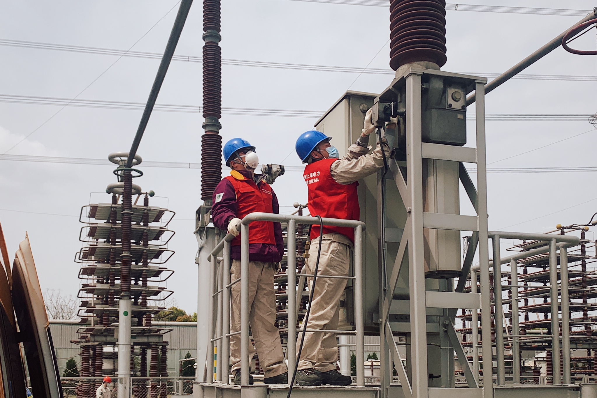 国网上海电力应急抢修人员在华新换流站开展断路器补气消缺。