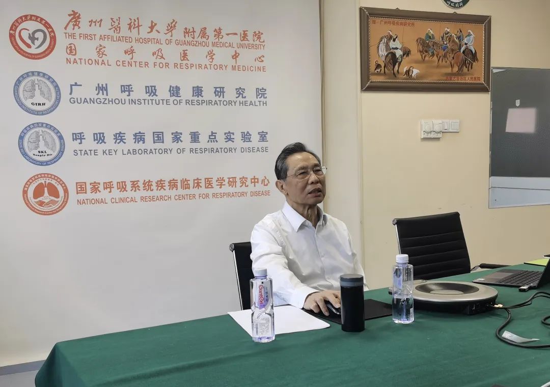 钟南山院士正在给南开大学学术生上课 图自南开大学