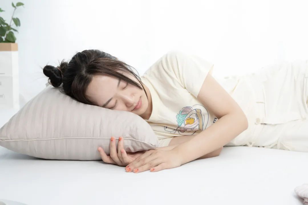 为什么酒店的枕头比家里的更好睡?在家也能有五星级的睡眠体验休闲区蓝鸢梦想 - Www.slyday.coM 为什么酒店的枕头比家里的更好睡?在家也能有五星级的睡眠体验休闲区蓝鸢梦想 - Www.slyday.coM