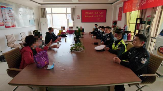 女子突发疾病被交警拦车送医后脱险,其家人制作锦旗、感谢信到警队致谢休闲区蓝鸢梦想 - Www.slyday.coM 女子突发疾病被交警拦车送医后脱险,其家人制作锦旗、感谢信到警队致谢休闲区蓝鸢梦想 - Www.slyday.coM