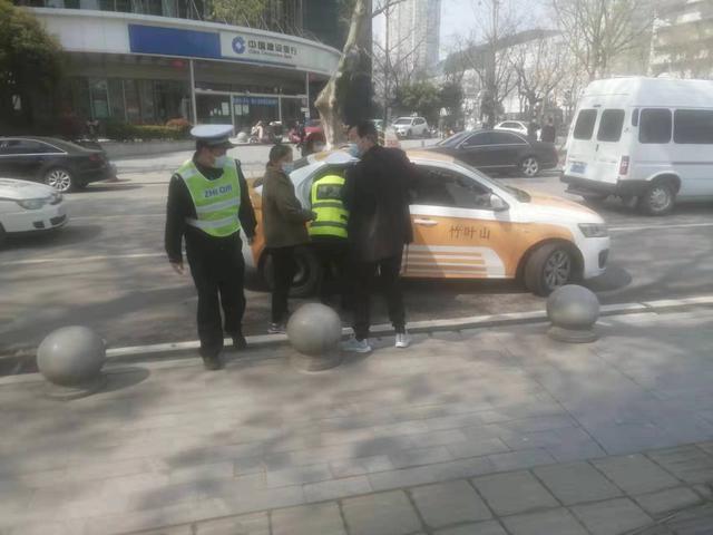 女子突发疾病被交警拦车送医后脱险,其家人制作锦旗、感谢信到警队致谢休闲区蓝鸢梦想 - Www.slyday.coM 女子突发疾病被交警拦车送医后脱险,其家人制作锦旗、感谢信到警队致谢休闲区蓝鸢梦想 - Www.slyday.coM