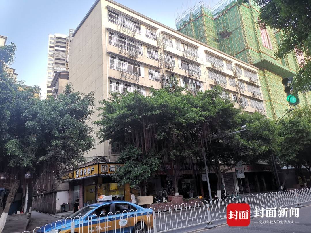 四川雁江一人行道上天降菜刀险砸到路人 警方已介入调查休闲区蓝鸢梦想 - Www.slyday.coM 四川雁江一人行道上天降菜刀险砸到路人 警方已介入调查休闲区蓝鸢梦想 - Www.slyday.coM