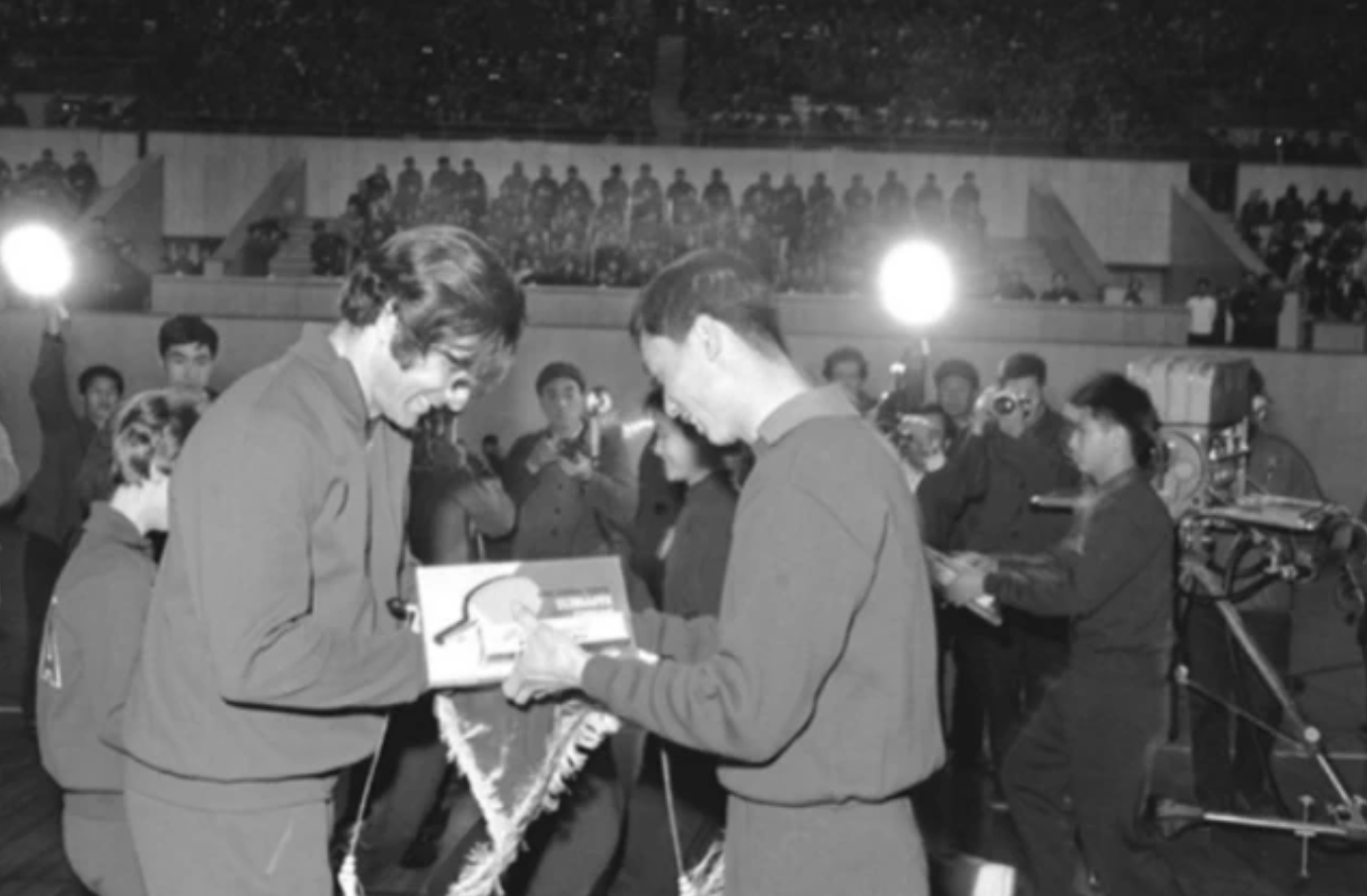 1971年4月13日,中美兩國乒乓球運動員友誼比賽間隙,兩國運動員互相贈送禮品