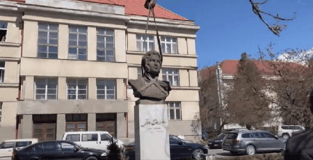 乌日格罗德市拆除普希金雕像现场