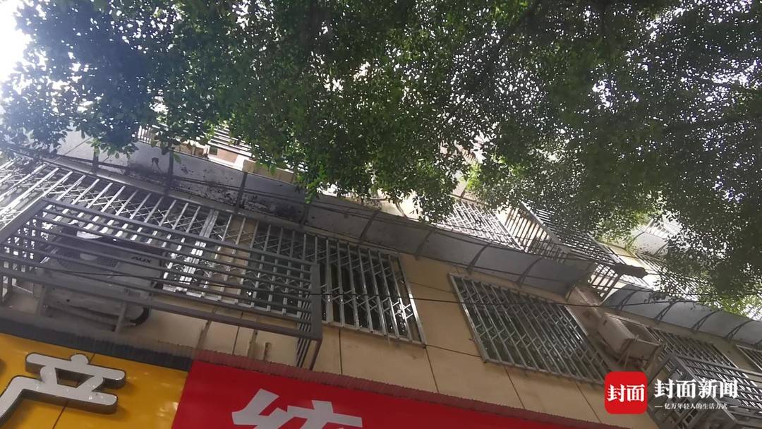 四川雁江一人行道上天降菜刀险砸到路人 警方已介入调查休闲区蓝鸢梦想 - Www.slyday.coM 四川雁江一人行道上天降菜刀险砸到路人 警方已介入调查休闲区蓝鸢梦想 - Www.slyday.coM