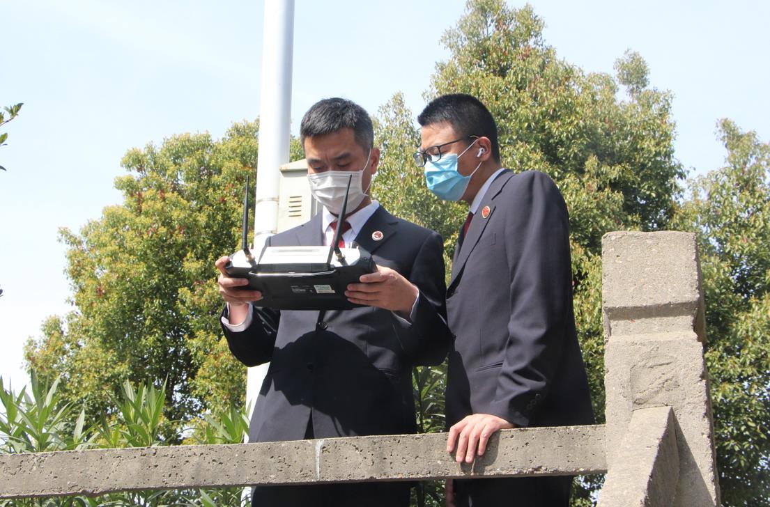 杨帆(左)操控无人机查看河道污染整治情况