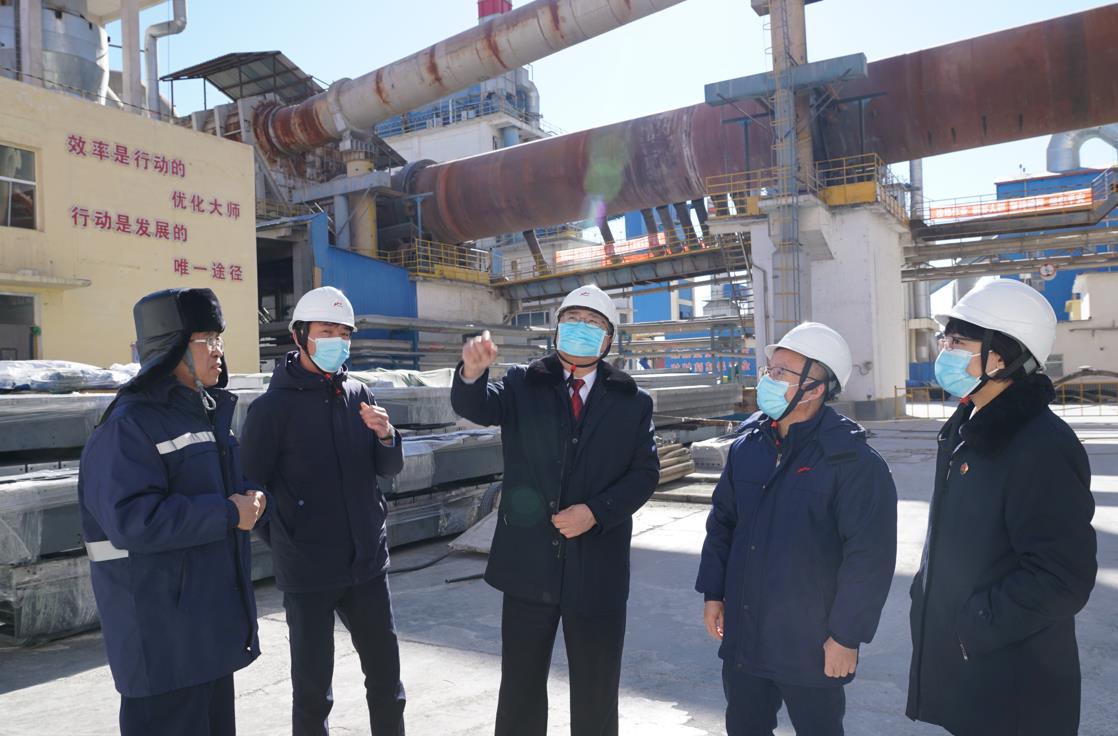 赤峰市阿鲁科尔沁旗检察院检察官在某水泥生产企业开展法律政策宣传与实地调研