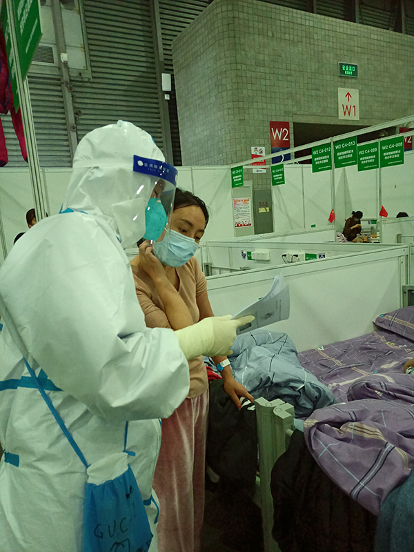 在方舱医院，医护人员向家长讲解中医药防治儿童新冠病毒的方法。 上海市卫健委、上海市中医药管理局 供图 