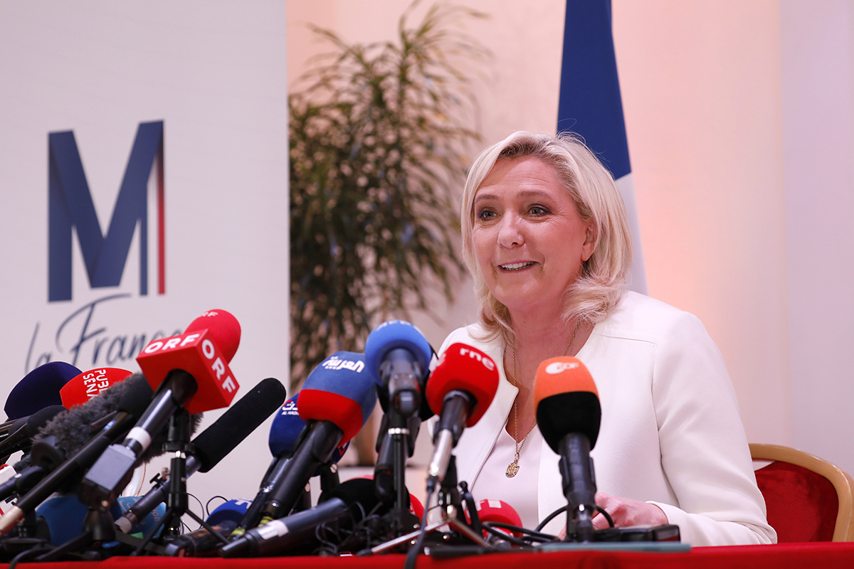 当地时间4月13日，法国极右翼总统候选人玛丽娜?勒庞在新闻发布会，图自人民视觉。