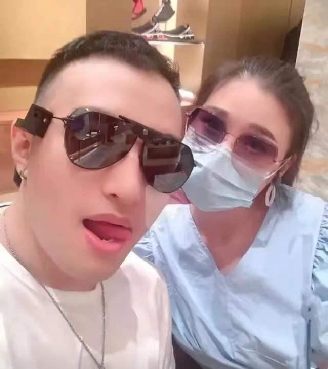 网红田一名被单亲妈妈控诉骗钱骗色,怕事业尽毁火速联系女方解决休闲区蓝鸢梦想 - Www.slyday.coM 网红田一名被单亲妈妈控诉骗钱骗色,怕事业尽毁火速联系女方解决休闲区蓝鸢梦想 - Www.slyday.coM