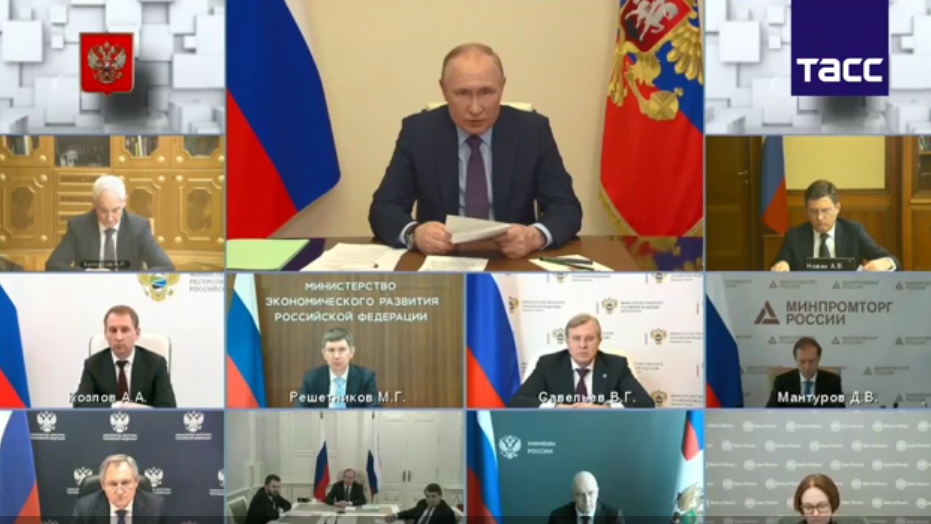 俄总统普京14日主持与油气行业代表会议时的讲话画面（图片来源：视频截图）