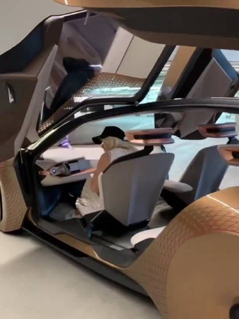 小姐姐体验宝马概念车，方向盘一出来，整个画面太科幻了！