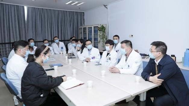 干咳、消瘦,一直被当作肿瘤治疗 ,再次拿到诊断结果后,她和家人激动地抱头痛哭休闲区蓝鸢梦想 - Www.slyday.coM 干咳、消瘦,一直被当作肿瘤治疗 ,再次拿到诊断结果后,她和家人激动地抱头痛哭休闲区蓝鸢梦想 - Www.slyday.coM