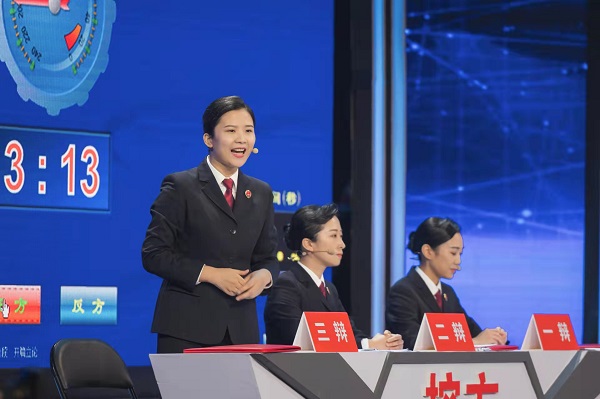 从鑫莎(左一)荣获浙江省第四届控辩大赛最佳辩手